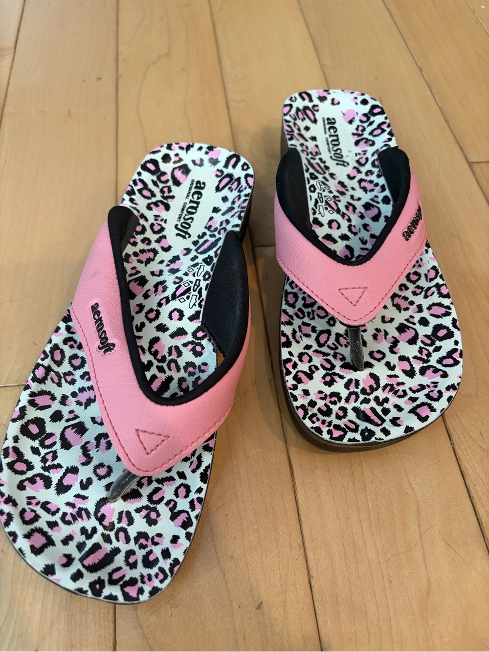 Aerosoft Pink Leopard Print Flip Flops